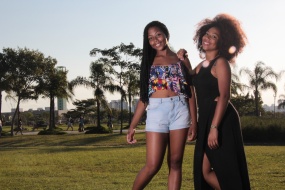 性感黑人美女闺蜜图片